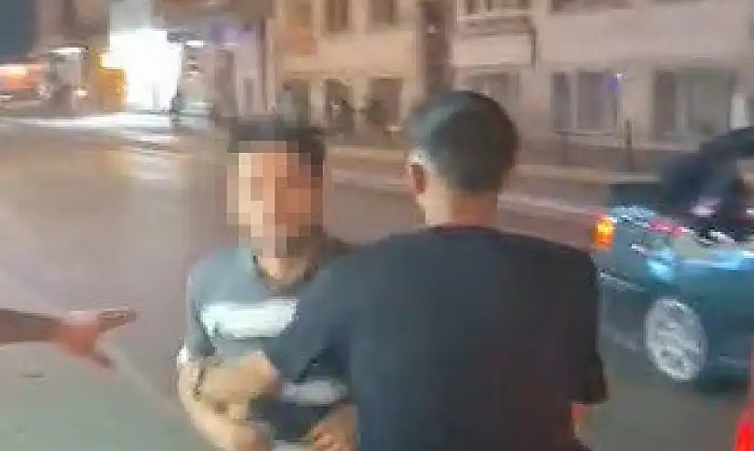 Konya'da trafikte sinirler gerildi! Araç sürücüsü motosikletliyi darbetti