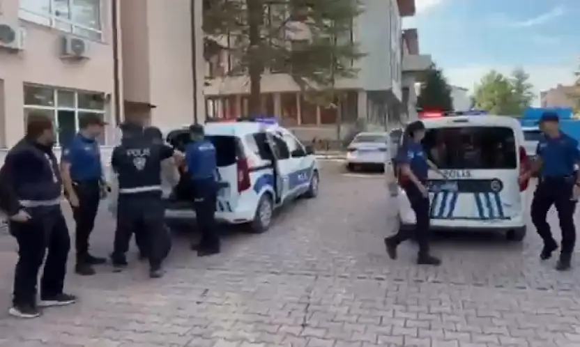 Konya'da uyuşturucuyu midelerinde  taşıdılar: Nefes kesen operasyonla yakalandılar!