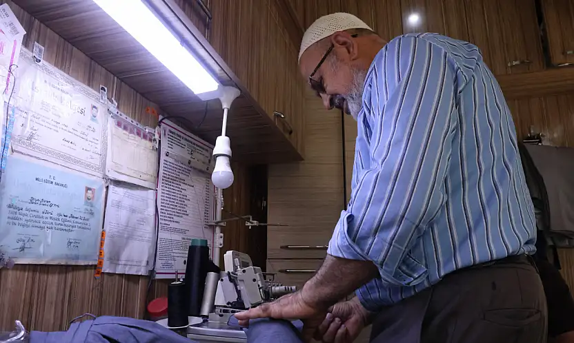 Konya'da yarım asırlık terzi Mehmet Ali Bolat kumaşları tedavi ediyor