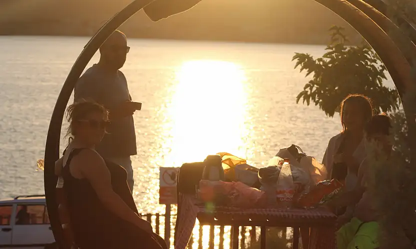 Konya'da yazın son günlerinde Acıgöl akını! Sıcaklardan bunalan soluğu orada aldı