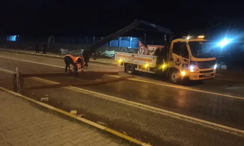 Konya'da yürekler ağza geldi! Şiddetli rüzgar ortalığı birbirine kattı