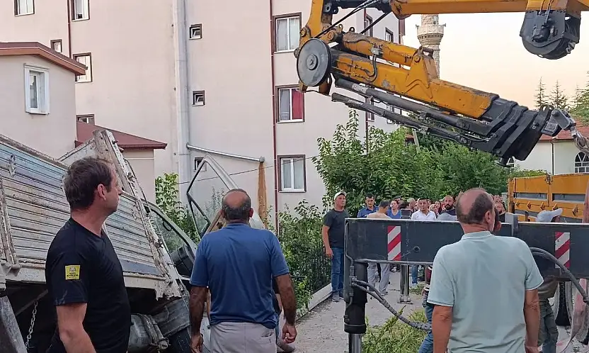 Konya'da yürekleri ağza getiren olay! Kamyoneti durdurmak isterken sıkıştı