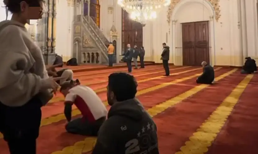 Konya'da yüz kızartan görüntüler: Tarihi camide ibadetle dalga geçildi!
