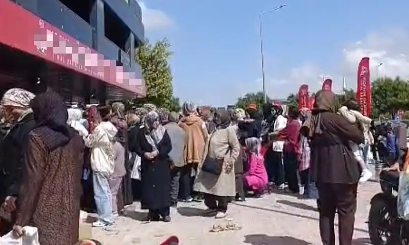 Konya'da yüzlerce kişi kapıya dayandı! İndirim kuyruğu sokaklara taştı