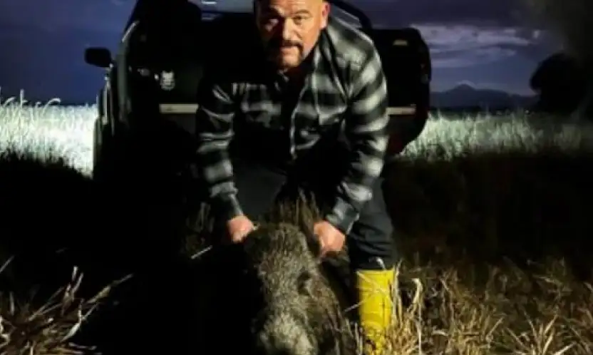 Konya'daki balıkçı Türkiye gündeminde: 80 kiloluk domuzu çıplak elle yakaladı