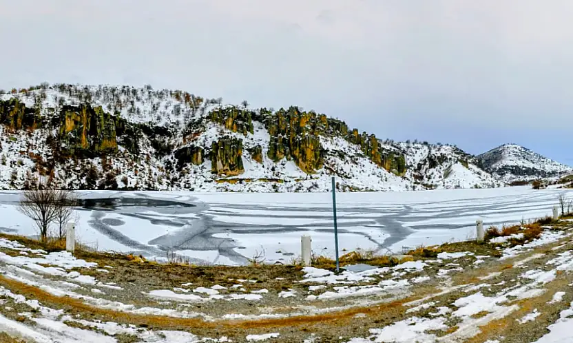 Konya'daki gölet buz kapladı: Doğal güzelliğiyle büyüledi!