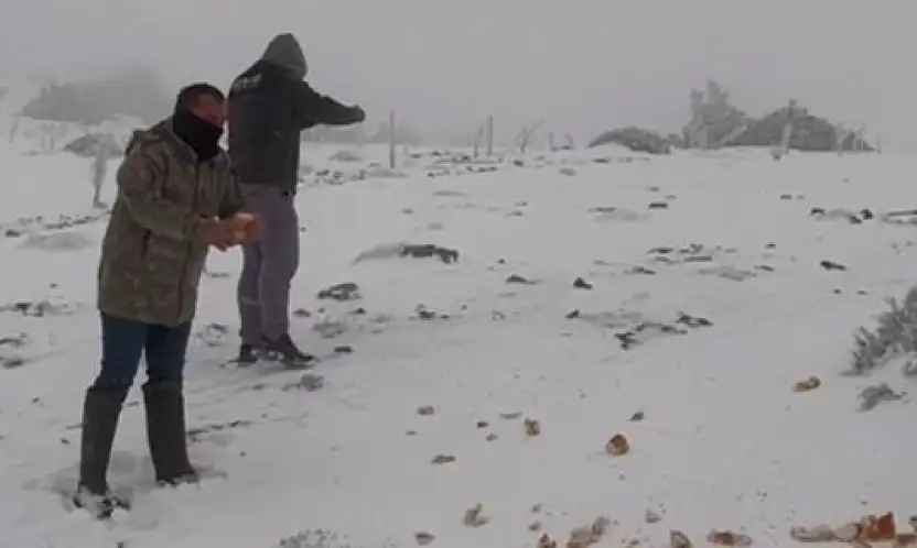 Konya'daki o ilçeye lapa lapa kar yağdı! 15 santimetreyi gördü!