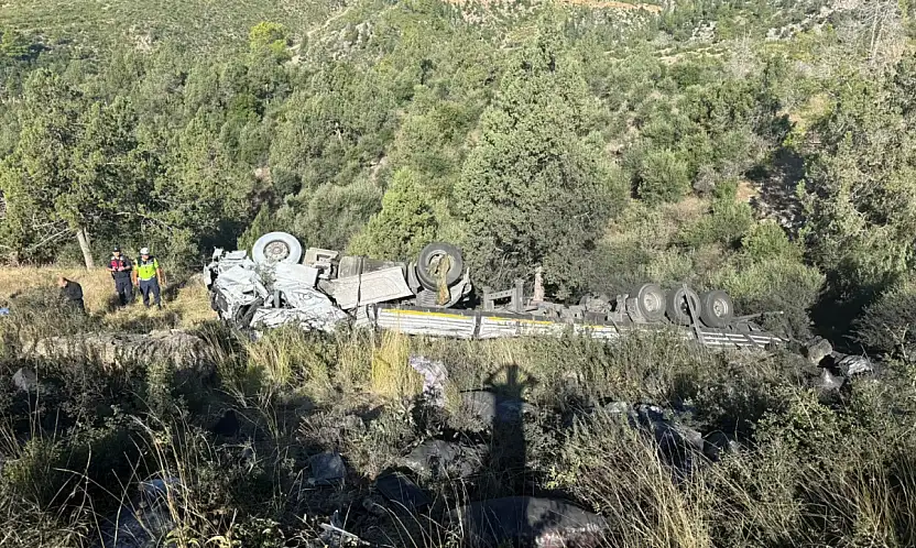 Konya'dan yola çıkan TIR şarampole devrildi! 2 yaralı