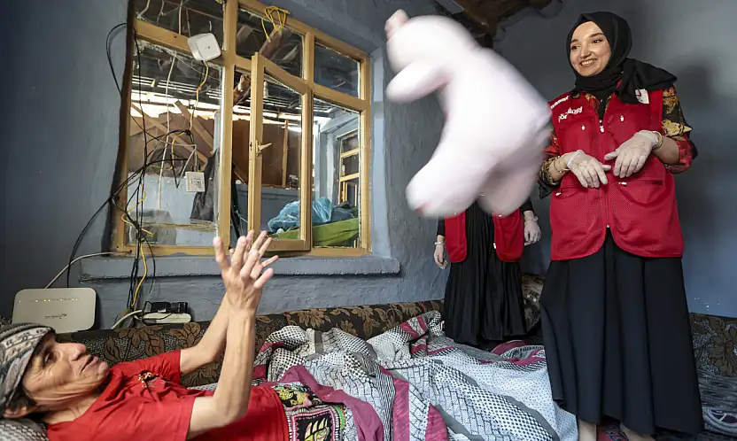 Konya Kızılay'ın sıcak dokunuşu baba ve engelli kızının yüzünü güldürdü