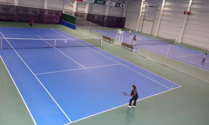 Konya'nın en büyük kapalı tenis kortunda nefes kesen mücadele