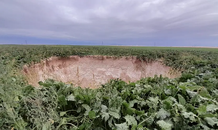 Konya'nın obruk zincirine bir halka daha eklendi! Pancar tarlası çöktü