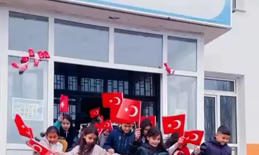 Konya'nın vefalı evlatları bayrağına sahip çıktı: Eğitim sokağa taştı