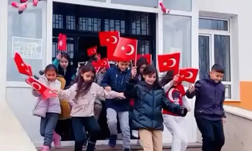 Konya'nın vefalı evlatları bayrağına sahip çıktı: Eğitim sokağa taştı