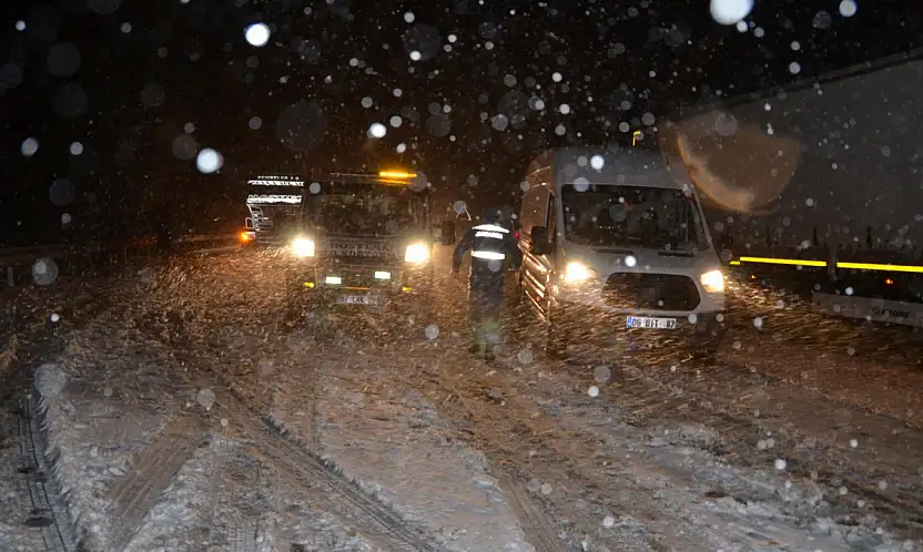 Konya'yı denize bağlayan yol beyaza büründü