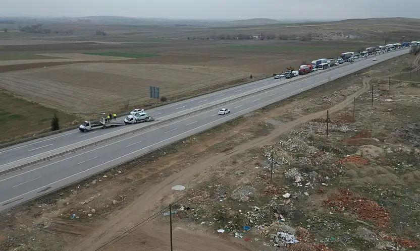 Konya yolunda çekici kazası: Ulaşım durduruldu
