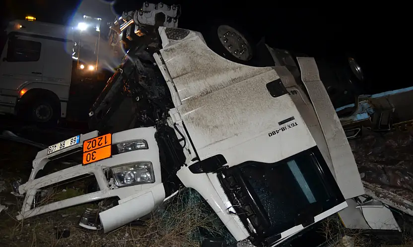 Konya yolunda et yüklü TIR bariyerlere saplandı! 1 kişi hayatını kaybetti