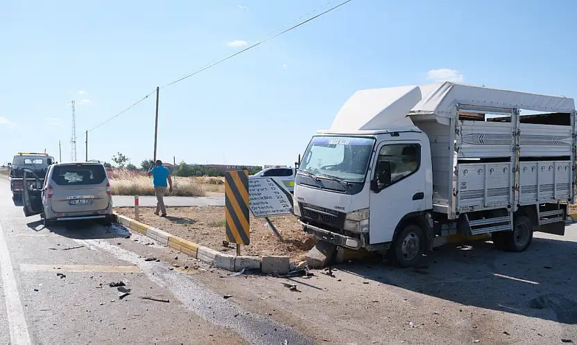 Konya yolunda hafif ticari araçla kamyonet çarpıştı