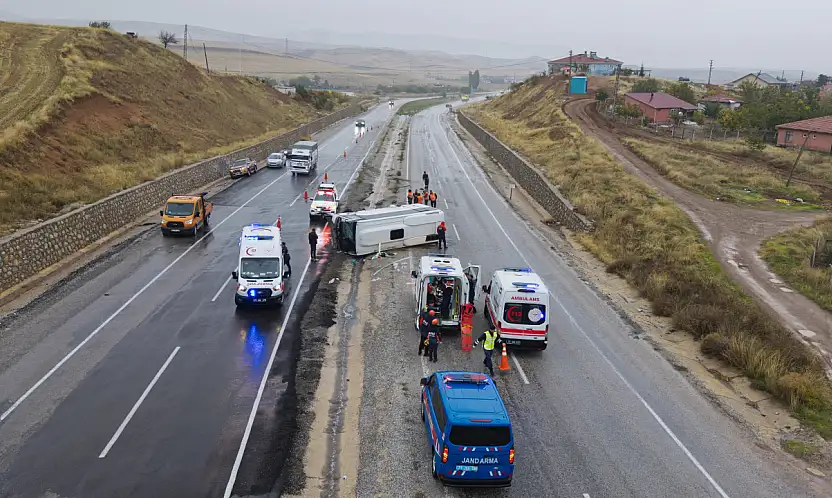 Konya yolunda işçi midibüsü devrildi! 15 yaralı