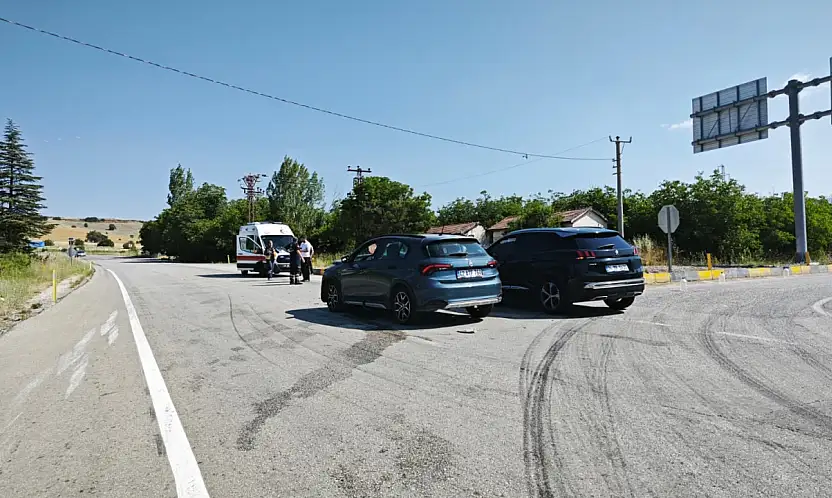 Konya yolunda kafa kafaya çarpıştılar! 6 kişi yaralı