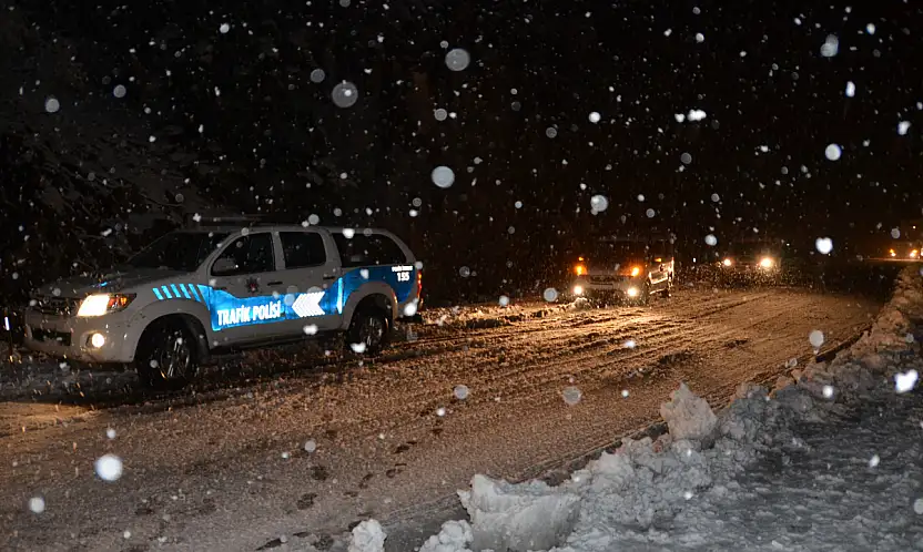 Konya yolunda kar yağışı: Ekipler seferber oldu