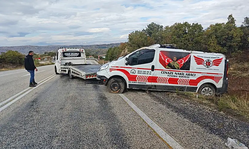 Konya yolunda korkutan kaza! Cenaze nakil aracı şarampole devrildi
