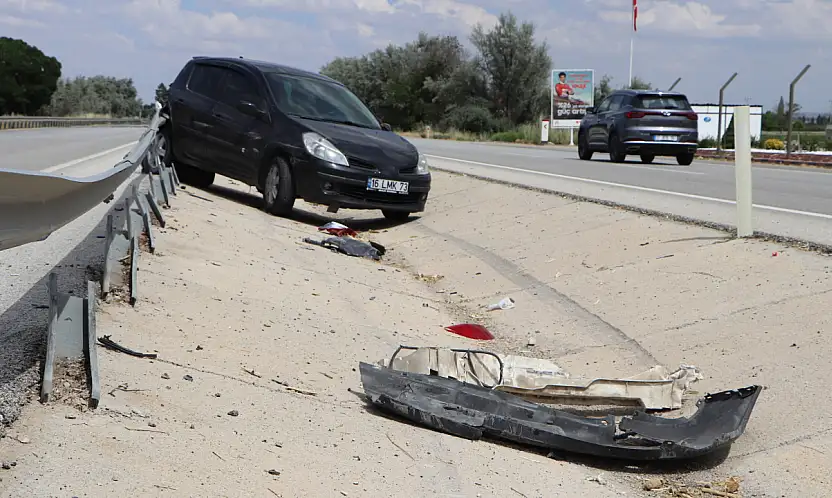 Konya yolunda otomobil bariyerlere çarptı