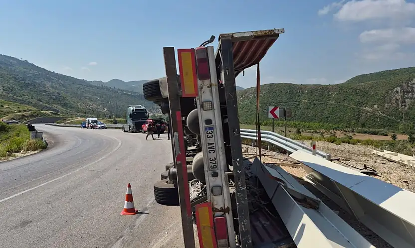 Konya yolunda TIR devrildi! Sürücü hastaneye kaldırıldı