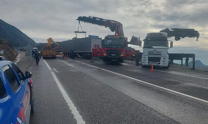 Konya yolunda tünelden çıkan TIR şarampole devrildi! Sürücü ağır yaralı