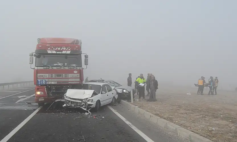 Konya yolundaki sis zincirleme kazaya neden oldu