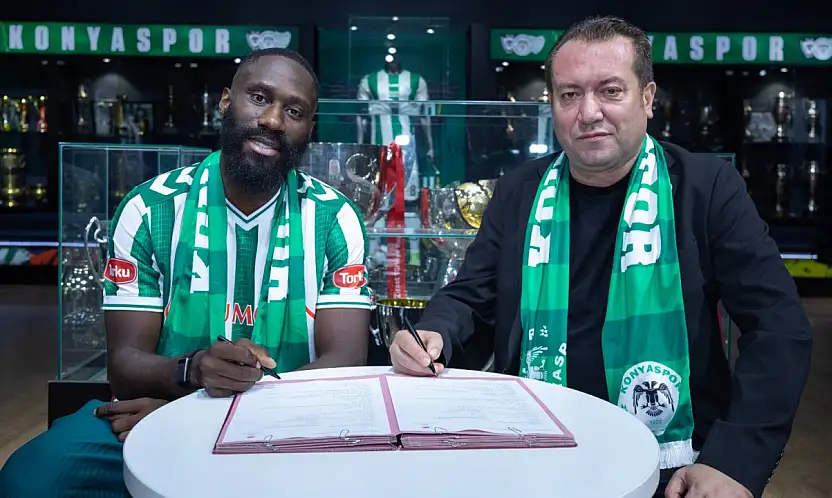 Konyaspor'dan flaş transfer! Yıldız futbolcu resmen imzayı attı
