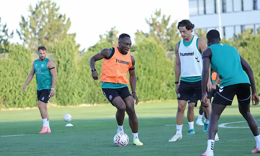 Konyaspor Erzurumspor maçı için taktik çalışıyor