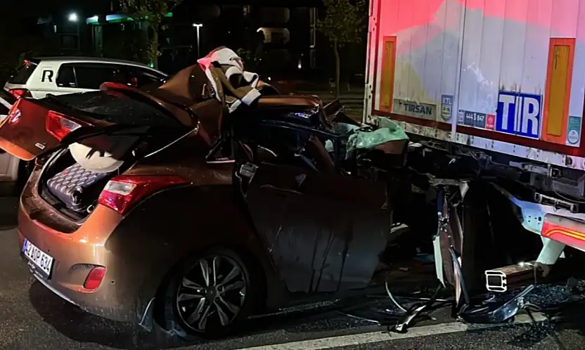 Olayın adresi Konya: Hızını alamayan otomobil TIR'a ok gibi saplandı! 2