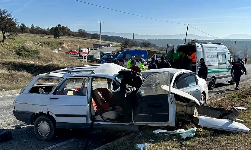 Otomobillerinin hurdaya döndüğü kazada yaşlı çift hayatını kaybetti