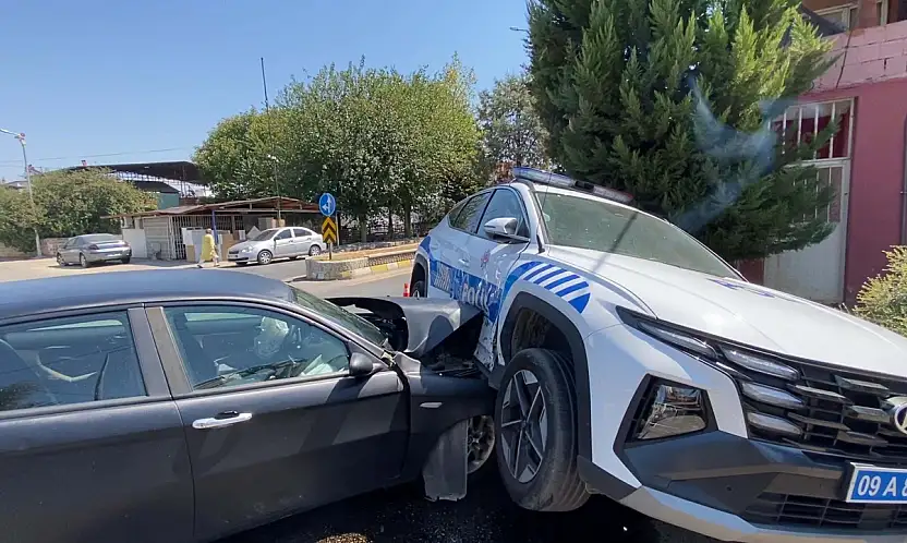 Polis aracı ile otomobil çarpıştı: 1'i polis memuru 2 kişi yaralı