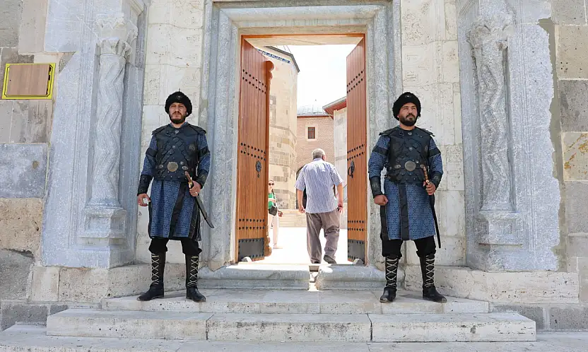 Selçuklu başkenti Konya'da tüyleri diken diken eden saygı nöbeti