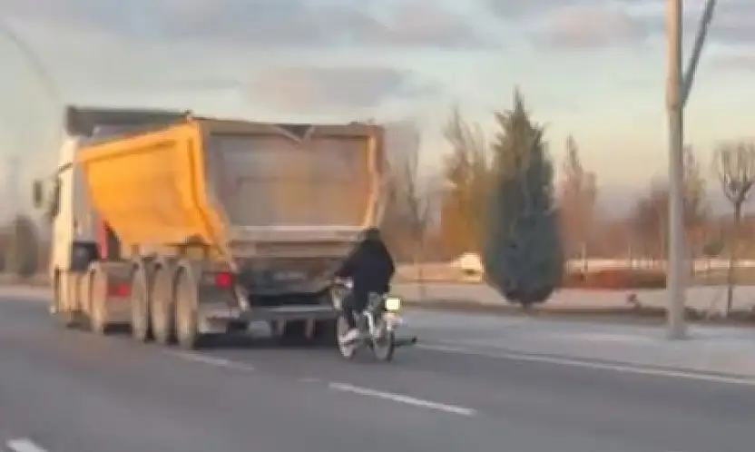 Yer Konya! Tehlikeli motosiklet yolculuğu yürekleri ağza getirdi