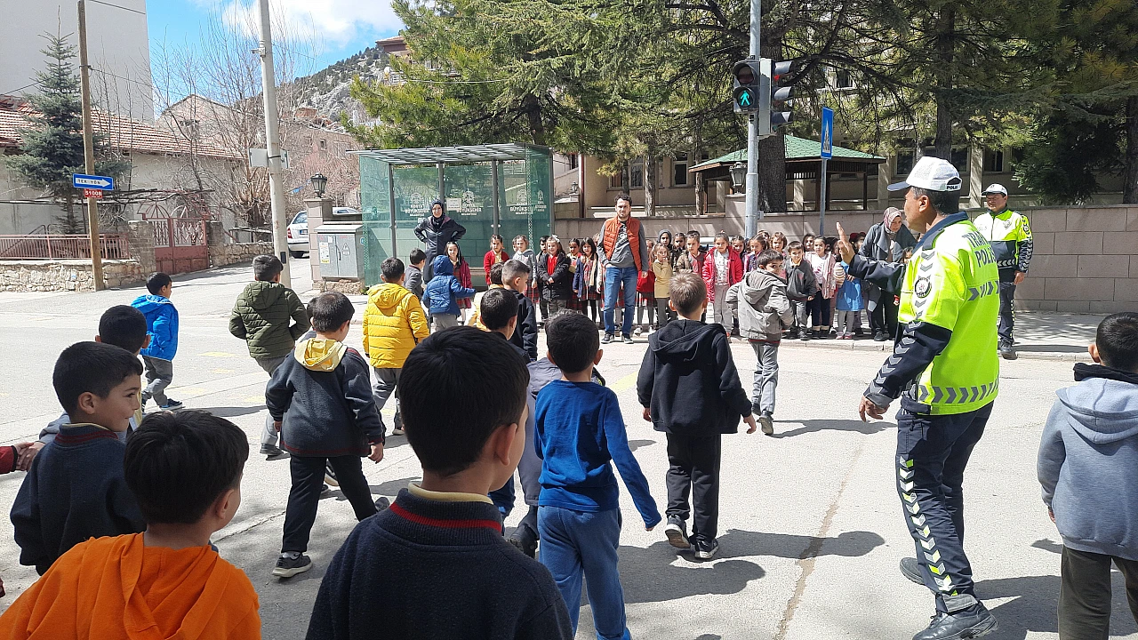Bozkır'da ilkokul öğrencilerine uygulamalı trafik eğitimi