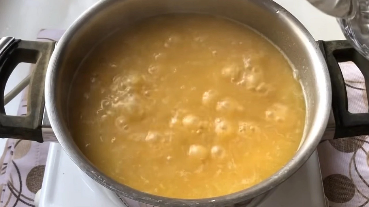 Ezogelin çorbasını bir de böyle deneyin. İçerisine 3 kaşık ekleyince besin değeri artıyor…