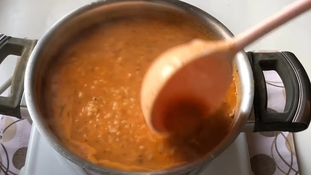 Ezogelin çorbasını bir de böyle deneyin. İçerisine 3 kaşık ekleyince besin değeri artıyor…