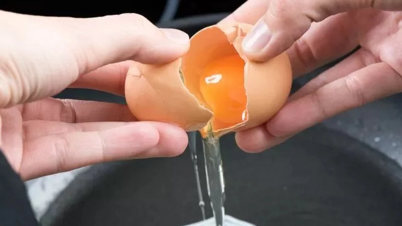 Разбей яйцо 2. Разбитое яйцо. Разбитые яйца. Разбитые яйца на сковородке. Разбитое яйцо на сковороде.