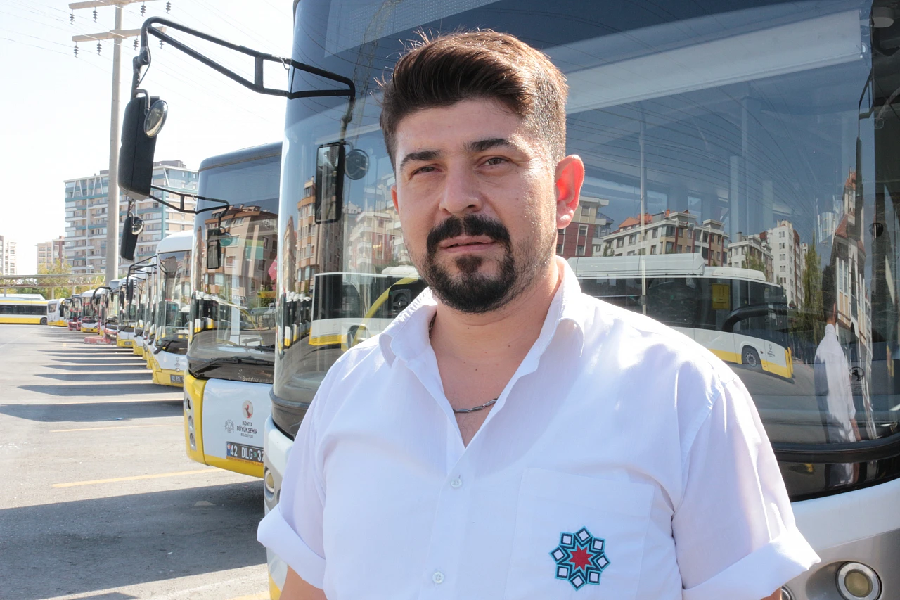 Konya'da otobüsün tekerlek boşluğuna sıkışan kedi kurtarıldı