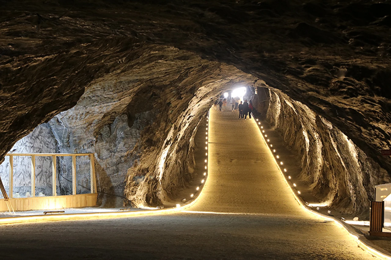 Yerin 150 metre altın Hititlerden kalma tuz mağarası üretime devam ediyor!
