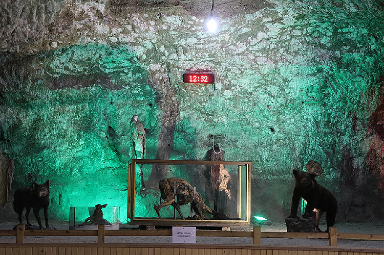 Yerin 150 metre altın Hititlerden kalma tuz mağarası üretime devam ediyor!