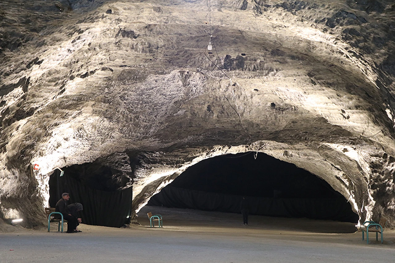 Yerin 150 metre altın Hititlerden kalma tuz mağarası üretime devam ediyor!