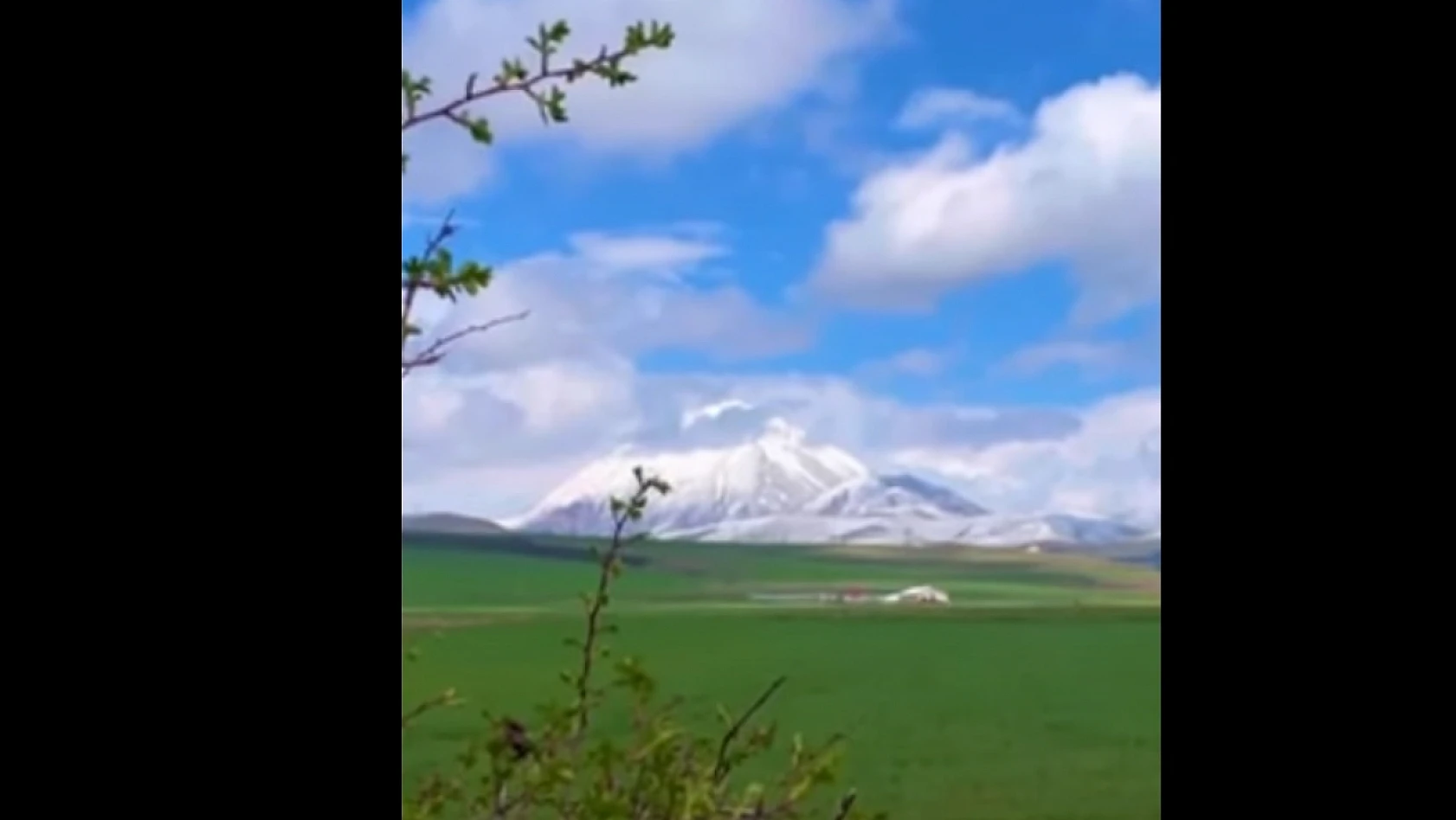 Ağrı'nın Eleşkirt ilçesindeki 3 bin 433 metre yüksekliğe sahip Kösedağ karla kaplandı