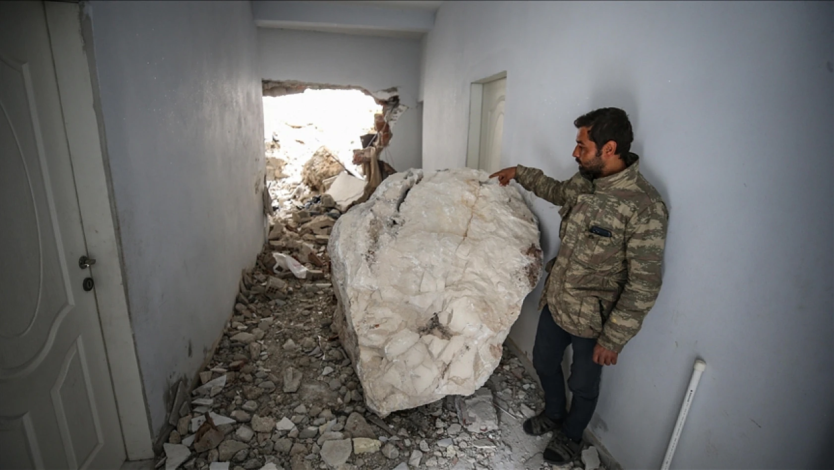 Depremde yıkılmayan evlere dağdan kopan kayalar zarar verdi