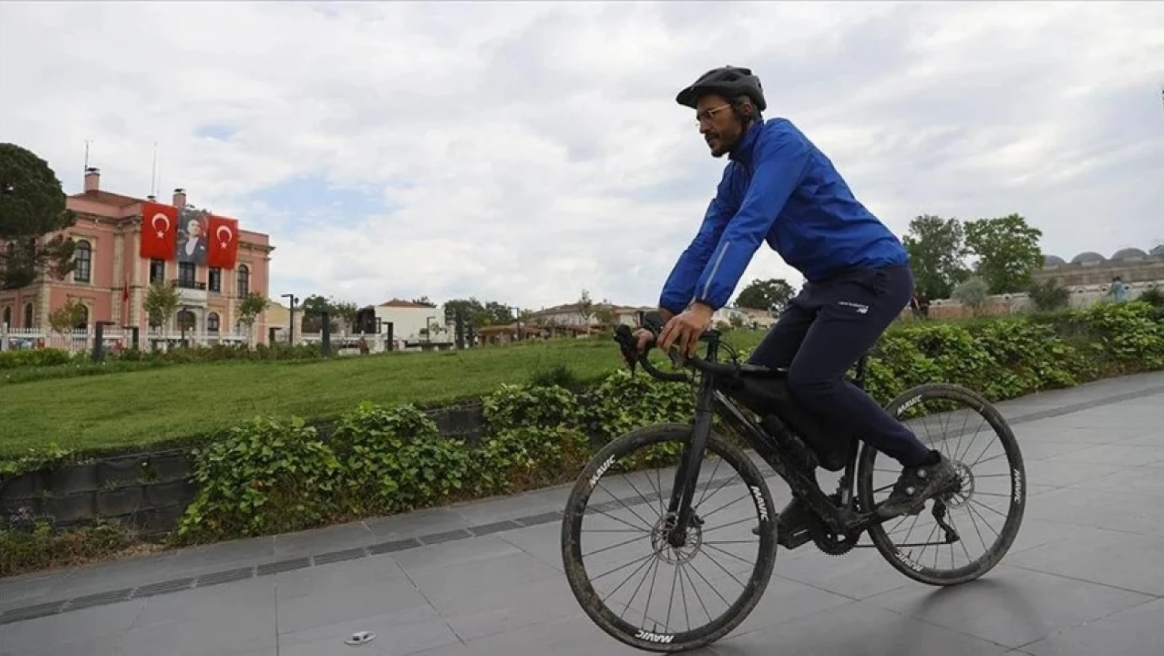 Fransa'dan bisikletle hacca gitmek için yola çıkan Fransız yazar Türkiye'de