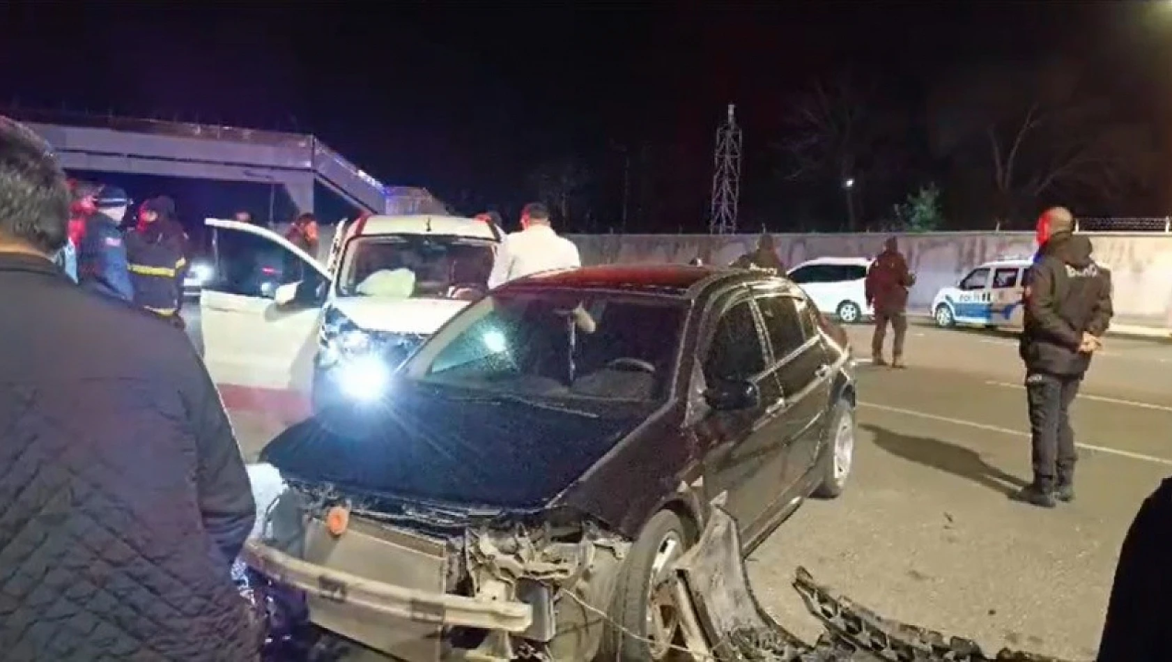 2 aracın çarpıştığı kazada  4 yaralı!