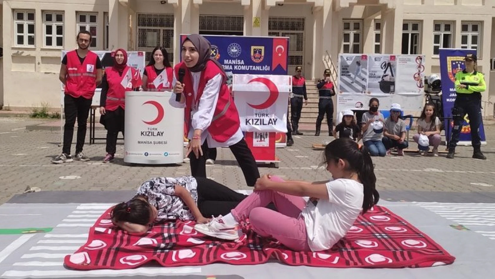 Türk Kızılay'dan öğrencilere ilk yardım eğitimi
