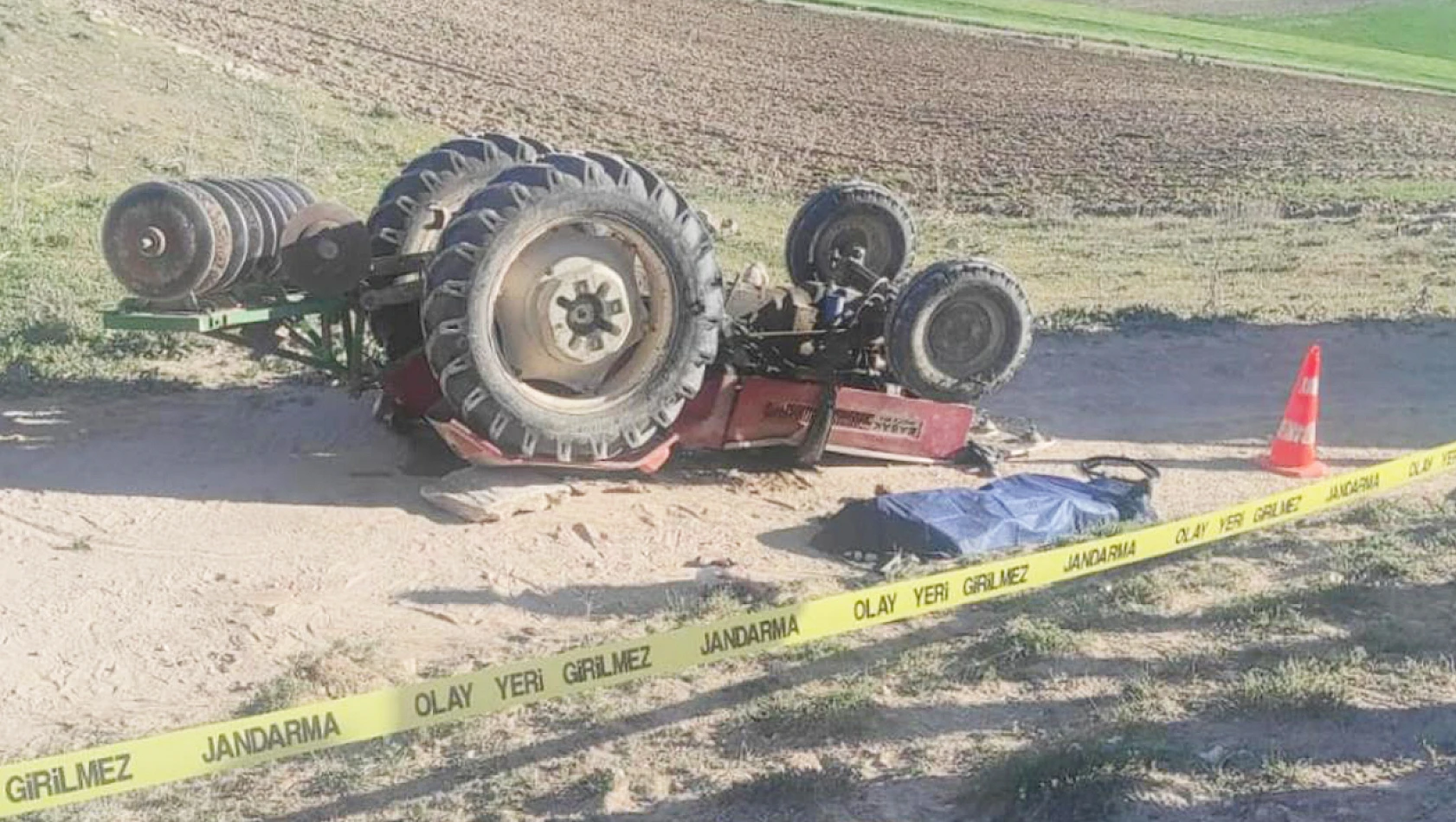 74 yaşındaki yaşlı adam devrilen traktörün altında kalarak can verdi